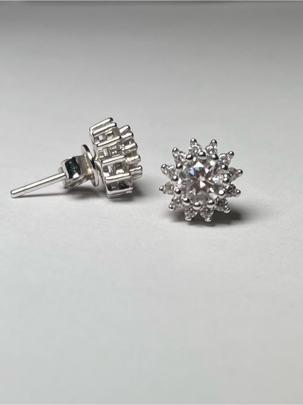 VVS1 Moissanite Floral 
Earrings